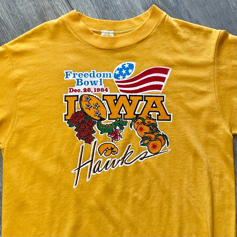Vintage 1984 Freedom Bowl College Football Iowa Hawks Single Stitch T-Shirt Med - Picture 2 of 12